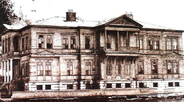 Beykoz Kanlıca’da Serdar Bilgili’nin ailesi tarafından otel olarak işletilen boğaza nazır 119 yıllık tarihi Ahmet Rasim Paşa Yalısı’nın orijinal dokusu bozulduğu iddiasıyla koruma kurulu suç duyurusunda bulundu.