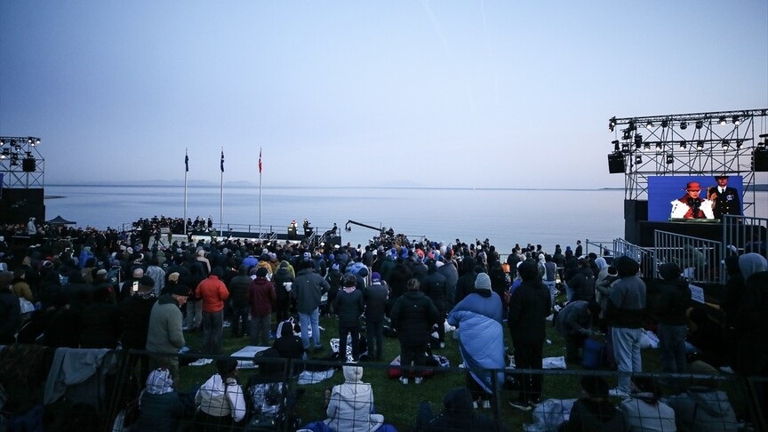 Çanakkale Kara Savaşları’nın 111. yılı anma etkinlikleri kapsamında Anzak Koyu’nda geleneksel Şafak Ayini düzenlendi.