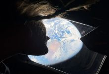 NASA’nın Artemis II ekibi, Apollo 13’ün 1970’te kırdığı Dünya’dan en uzak insanlı uçuş rekorunu geride bıraktı.