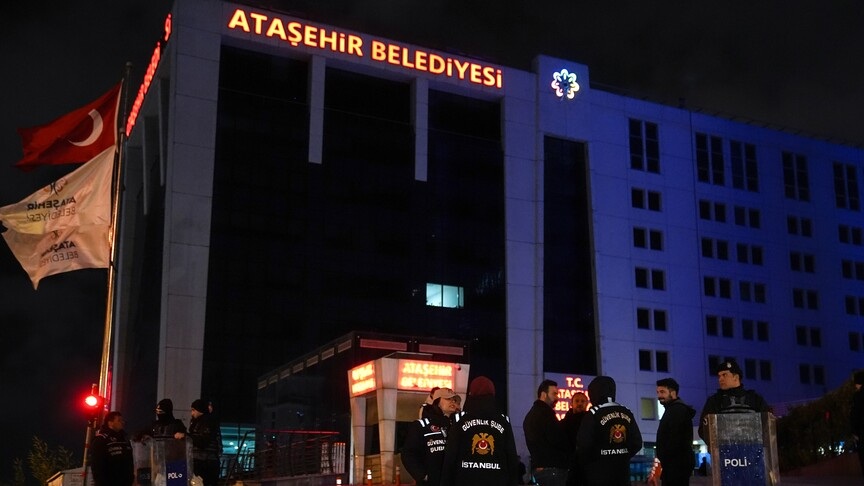Ataşehir Belediyesi’ndeki ihale, imar ve iskân işlemlerine ilişkin yürütülen soruşturmada 45 adrese eş zamanlı operasyon düzenlendi.
