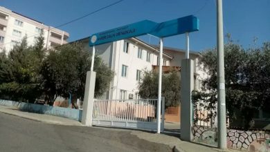 Kahramanmaraş'tan acı haber 3 Kahramanmaraş’ın Onikişubat ilçesinde bir ortaokula düzenlenen silahlı saldırıda biri öğretmen olmak üzere 4 kişi hayatını kaybetti