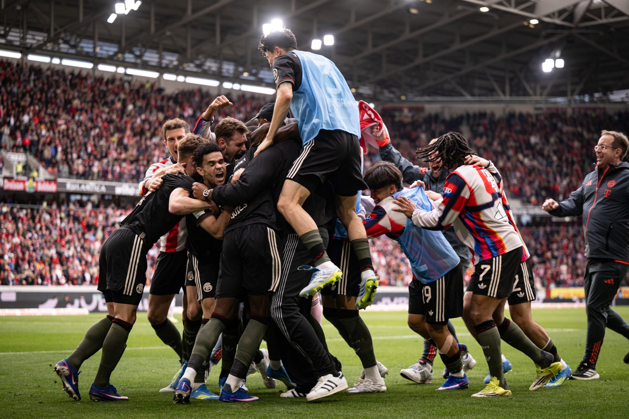 Bayern Münih’ten inanılmaz dönüş 1 Alman Ligi’nde lider Bayern Münih, 2-0 geriye düştüğü Freiburg deplasmanında 3-2 kazanarak şampiyonluğa bir adım daha yaklaştı