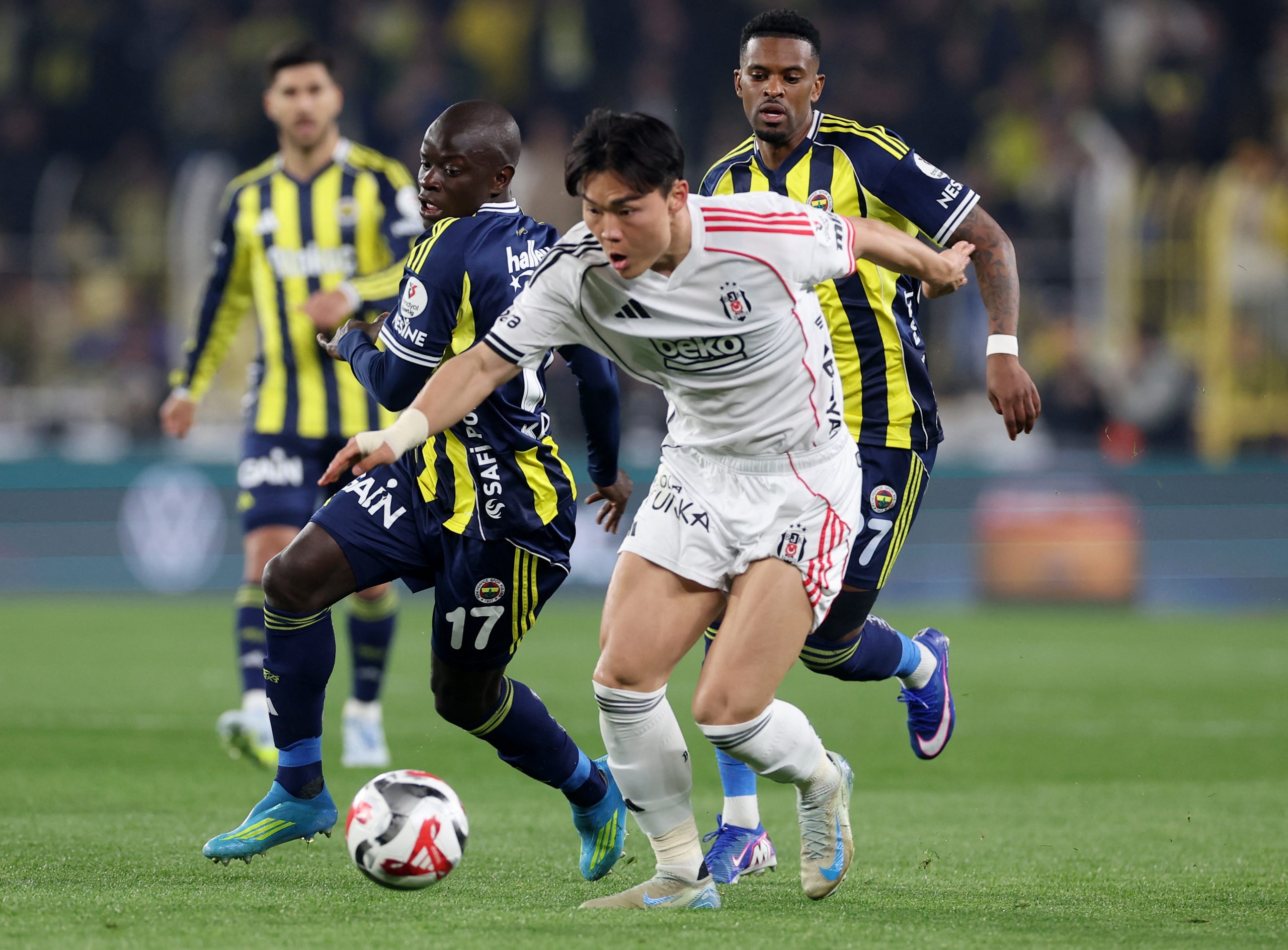 Süper Lig'de Fenerbahçe, Beşiktaş derbisini 90+8'de Kerem'in penaltısıyla 1-0 kazanarak lider Galatasaray ile puan farkını bire düşürdü