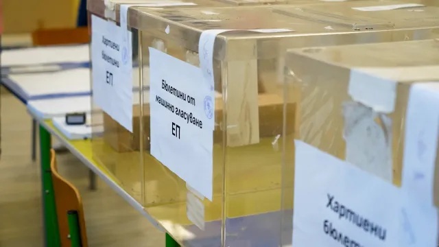 Bulgaristan’da siyaset, son yıllardaki dalgalı tablonun ardından bugün yeniden seçmenin kararına bırakıldı.