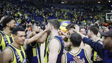 Fenerbahçe Beko, Anadolu Efes'i ezip geçti 1 Türkiye Sigorta Basketbol Süper Ligi'nde zirveyi Beşiktaş Gain ile paylaşan Fenerbahçe Beko, Anadolu Efes'i deplasmanda yendi