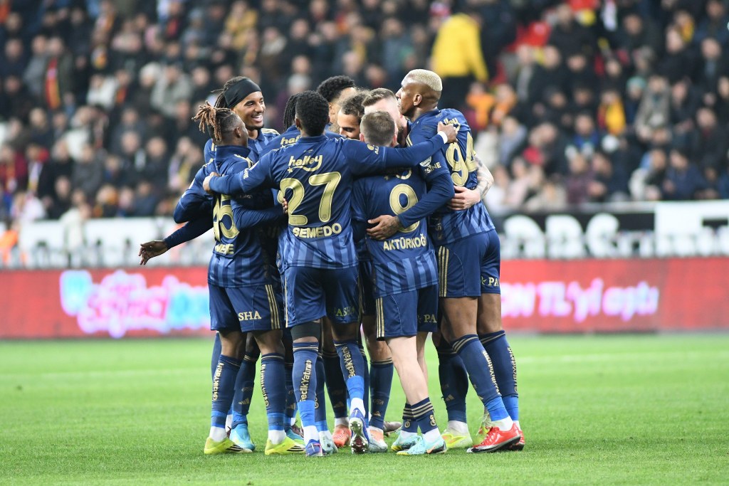 Trendyol Süper Lig'de Kayserispor deplasmanında kolay kazanan Fenerbahçe, lider Galatasaray'ı takibini sürdürdü