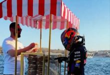 Formula 1 pilotu Yuki Tsunoda, İstanbul’daki şehir turu sırasında bu kez pistteki hızıyla değil, simitçi önünde verdiği kısa molayla gündeme geldi.