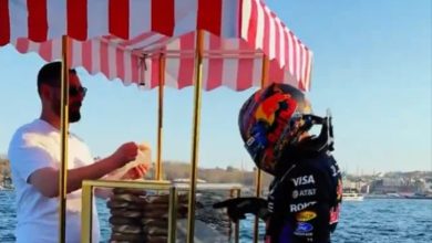 Formula 1 pilotu Yuki Tsunoda, İstanbul’daki şehir turu sırasında bu kez pistteki hızıyla değil, simitçi önünde verdiği kısa molayla gündeme geldi.