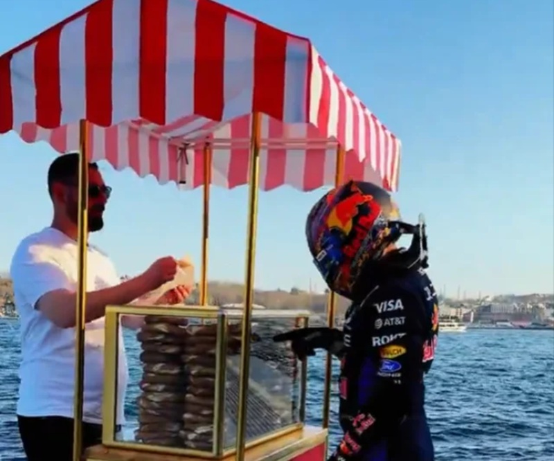 Formula 1 yıldızı Yuki Tsunoda’dan İstanbul’da simit molası 1 Formula 1 pilotu Yuki Tsunoda, İstanbul’daki şehir turu sırasında bu kez pistteki hızıyla değil, simitçi önünde verdiği kısa molayla gündeme geldi.