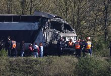 Fransa’nın kuzeyinde Dunkerque-Paris seferini yapan yüksek hızlı tren, hemzemin geçitte askeri ekipman taşıyan kamyona çarptı.