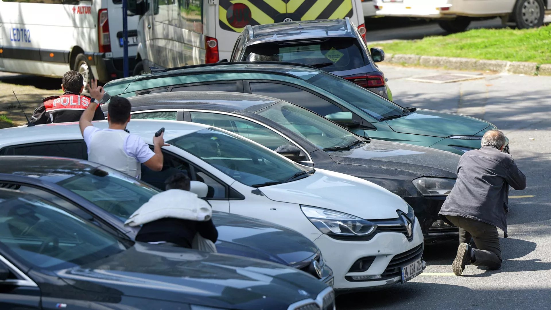 Beşiktaş'taki İsrail Başkonsolosluğu önünde silahlı saldırı meydana geldi. Saldırıyı gerçekleştiren 3 kişiden 1'i öldürülürken 2'si ise yaralı olarak yakalandı