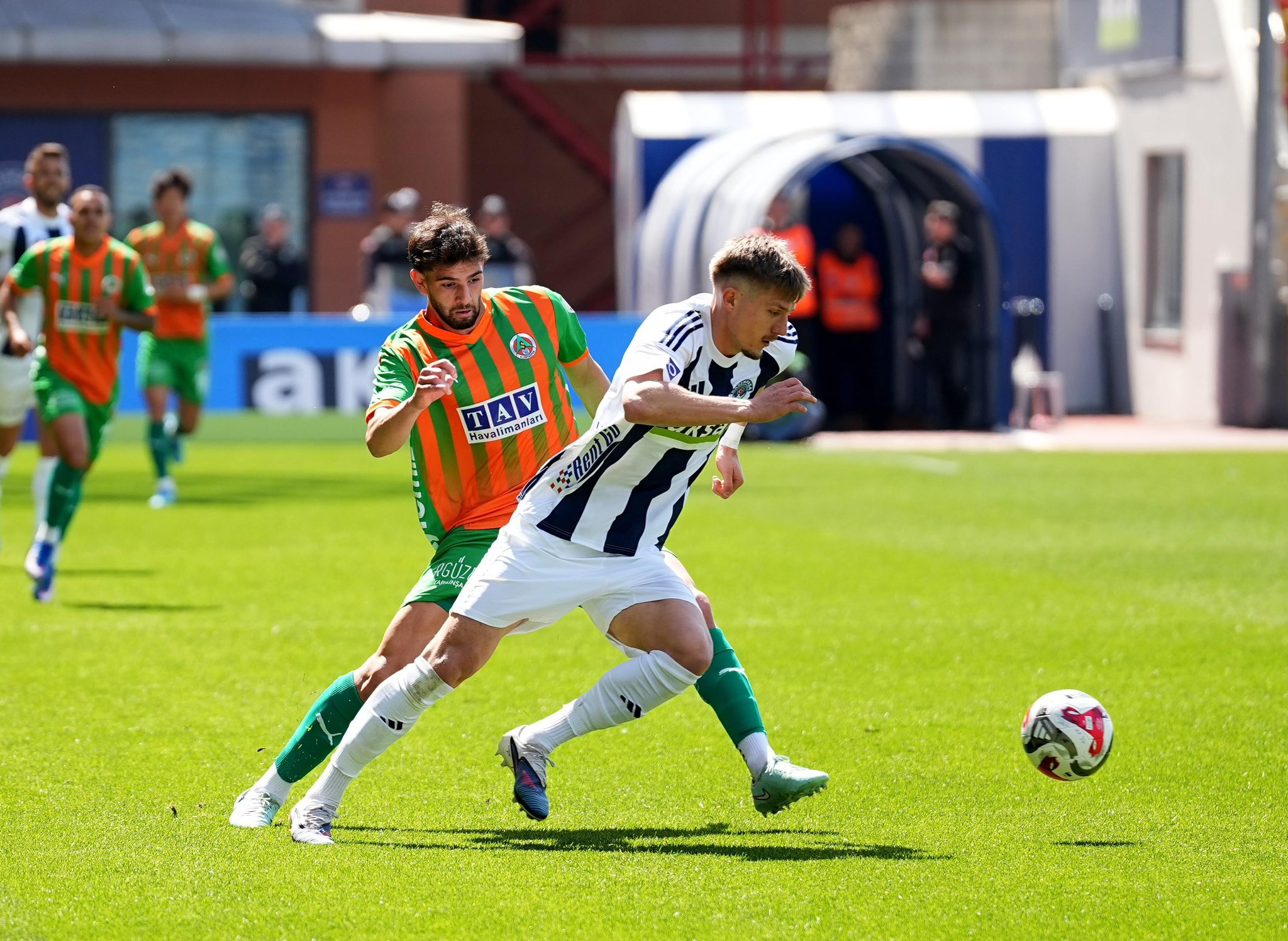 Trendyol Süper Lig'de Kasımpaşa, Alanyaspor'u yenerken İrfan Can Kahveci kornerden attığı nefis golle gündem oldu