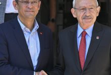 Eski TBMM Başkanı Hüsamettin Cindoruk'un cenazesinde Kemal Kılıçdaroğlu, CHP Genel Başkanı Özgür Özel'in elini sıkmadı