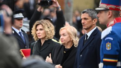 Salı günü hayatını kaybeden ünlü teknik direktör Mircea Lucescu, askeri törenle Bellu Mezarlığı'na defnedildi