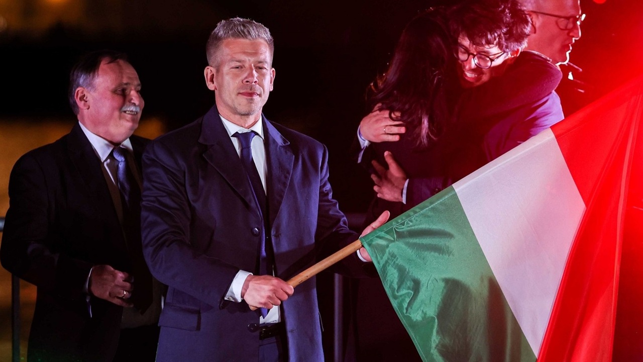 Macaristan’da seçmenler, 16 yıldır iktidarda bulunan Viktor Orban’a sandıkta ağır bir yenilgi yaşattı.