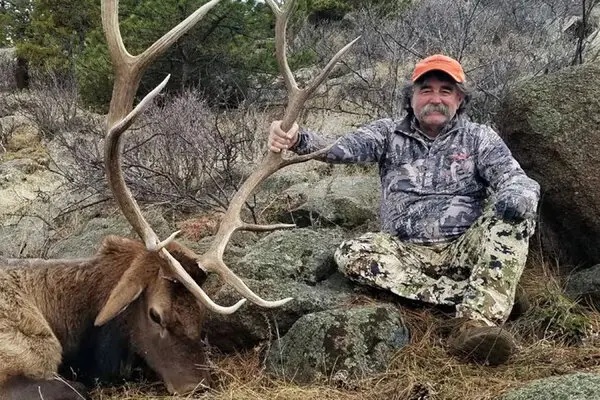 ABD’li milyoner ve büyük av tutkunu Ernie Dosio, Gabon’daki Lope-Okanda yağmur ormanlarında katıldığı av turu sırasında fillerin saldırısına uğradı.