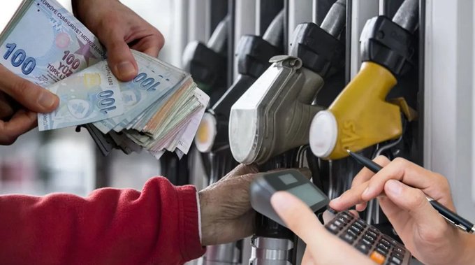 Cumartesi günü 4,13 TL zamlanan motorine bu kez indirim geldi. Salı gününden itibaren 4,35 TL'lik indirim tabelaya yansıdı