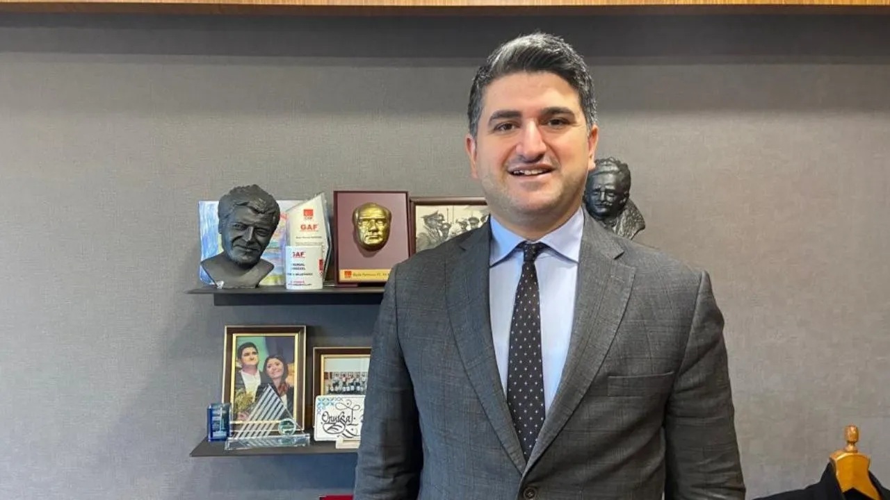 İçişleri Bakanlığı, Ataşehir Belediye Başkanı Onursal Adıgüzel’in, hakkında yürütülen soruşturma kapsamında tutuklanmasının ardından geçici tedbir olarak görevden uzaklaştırıldığını açıkladı.