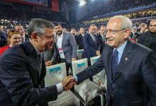 Eski TBMM Başkanı Hüsamettin Cindoruk'un cenazesinde Kemal Kılıçdaroğlu, CHP Genel Başkanı Özgür Özel'in elini sıkmadı