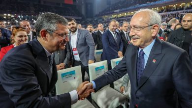 Eski TBMM Başkanı Hüsamettin Cindoruk'un cenazesinde Kemal Kılıçdaroğlu, CHP Genel Başkanı Özgür Özel'in elini sıkmadı