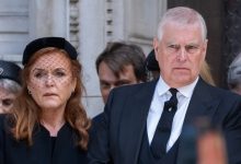 Geçen yıl Paskalya ayininde kraliyet ailesiyle birlikte görüntülenen Prens Andrew ile Sarah Ferguson, bu yılki programa katılmadı.