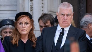 Geçen yıl Paskalya ayininde kraliyet ailesiyle birlikte görüntülenen Prens Andrew ile Sarah Ferguson, bu yılki programa katılmadı.