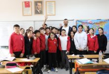 Kocaelisporlu Serdar Dursun, Göztepe maçında attığı golü tuşlu cep telefonuyla kaydeden 9 yaşındaki Ertuğrul'a 100 dolar değerinde fotoğraf makinesi hediye etti