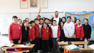 Kocaelisporlu Serdar Dursun, Göztepe maçında attığı golü tuşlu cep telefonuyla kaydeden 9 yaşındaki Ertuğrul'a 100 dolar değerinde fotoğraf makinesi hediye etti