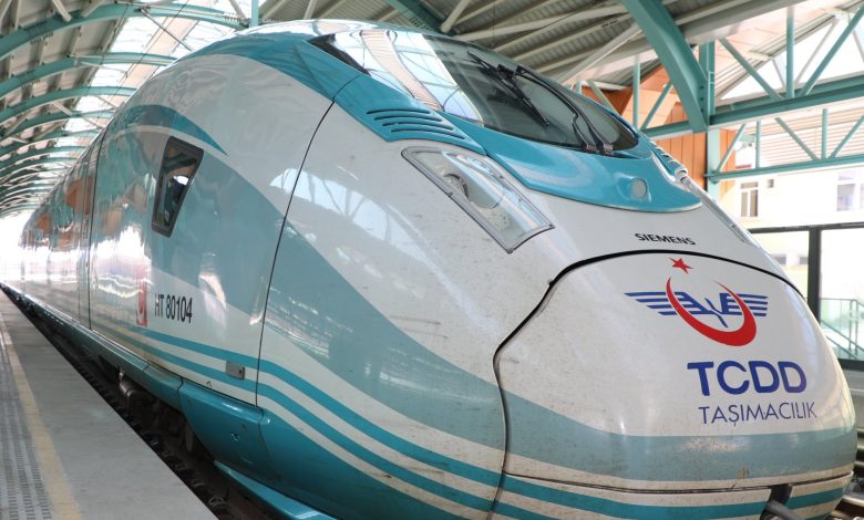 Yeni geliştirilen hızlı tren projesiyle İstanbul Edirne arası 4 saatten 1.5 saate düşecek. İstanbul-Antalya arası ise 4.5 saat olacak