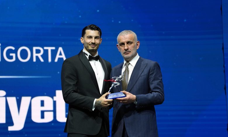 Milliyet Yılın Sporcusu Ödül Töreni'nde Millî Takım kalecimiz Uğurcan Çakır da Altınyıldız Classics Özel Ödülü’nün sahibi oldu