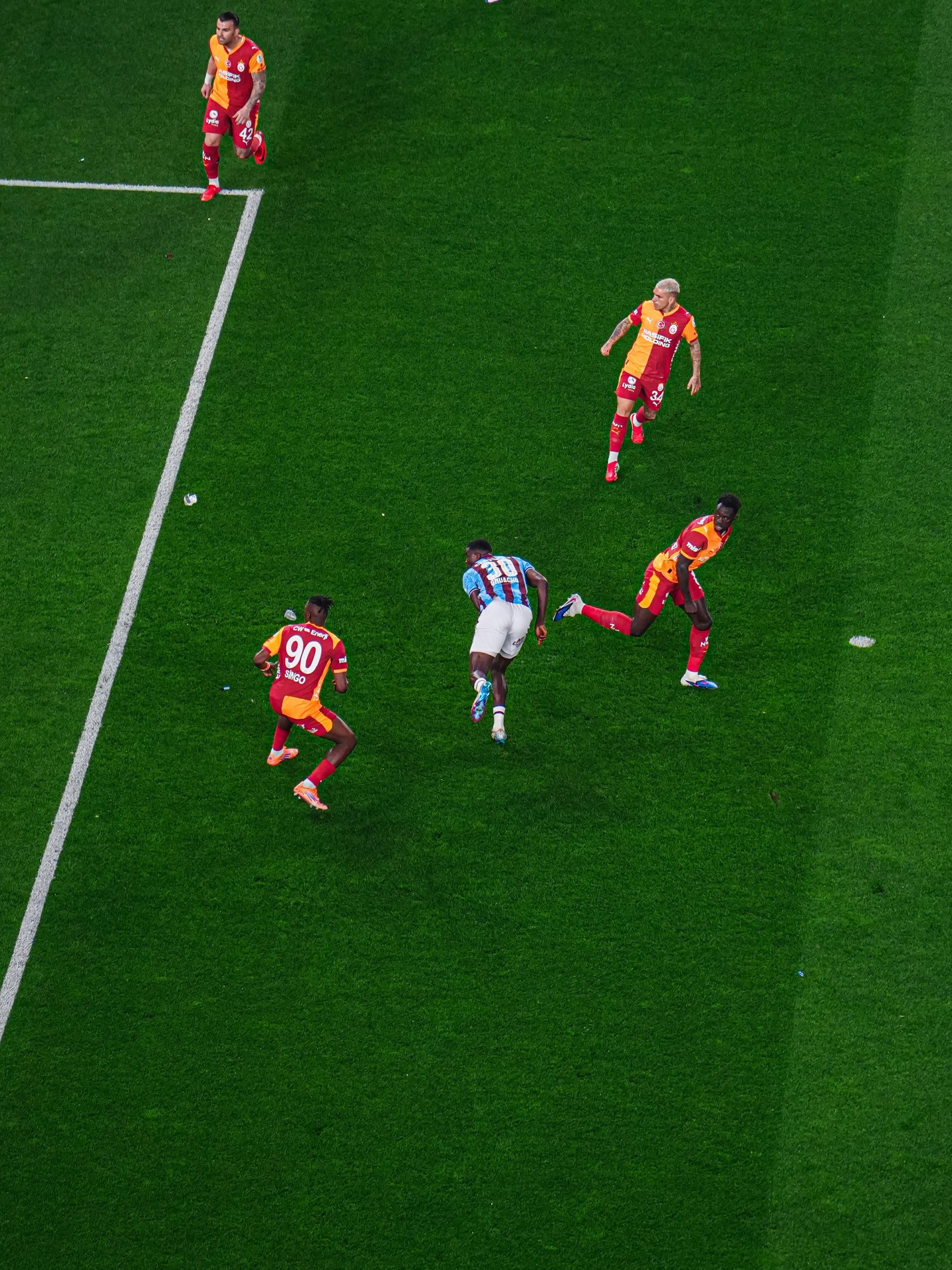 Trendyol Süper Lig'in 28. haftasında Trabzonspor, lider Galatasaray'ı 2-1 yenerek puan farkını bire indirdi