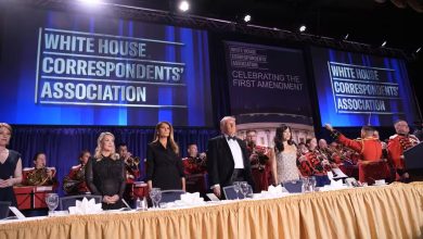 ABD Başkanı Donald Trump, Beyaz Saray Muhabirleri Derneği yemeğinde silah sesleri ve bağrışmaların duyulmasının ardından korumaları tarafından salondan uzaklaştırıldı.