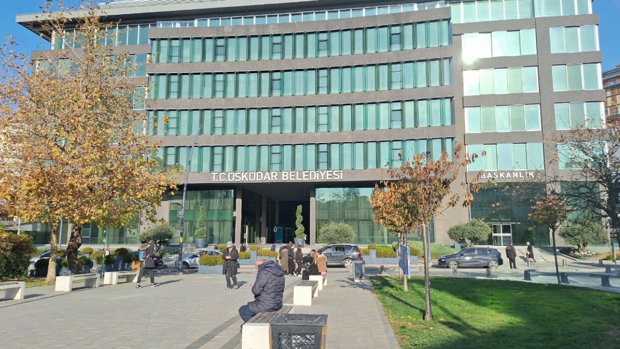 Üsküdar Belediyesi’ne rüşvet operasyonu! 20 şüpheli gözaltına alındı 1 Üsküdar Belediyesi’nde yapı ruhsatı ve iskan ruhsatı işlemlerine ilişkin usulsüzlük iddiaları üzerine İstanbul ve Yalova’da 30 adrese operasyon düzenlendi.