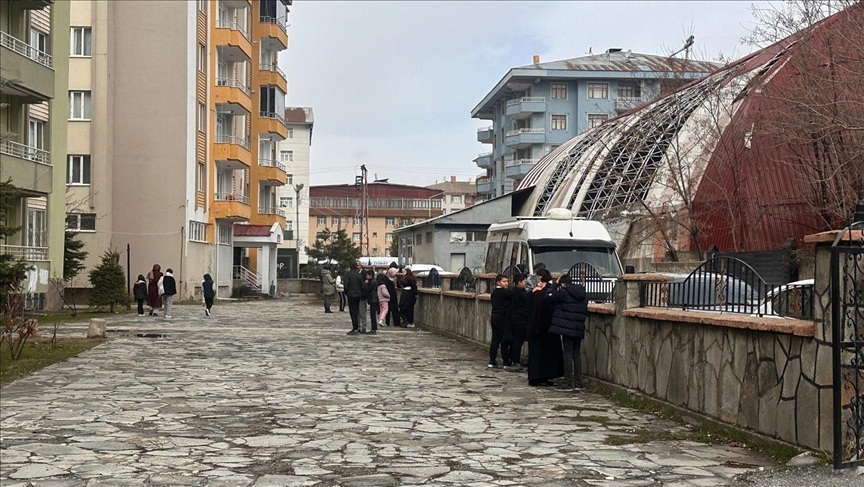 Van’ın Tuşba ilçesinde meydana gelen 5.2 büyüklüğündeki deprem, çevre illerde de hissedildi. İlk belirlemelere göre olumsuz bir durum yaşanmadı.
