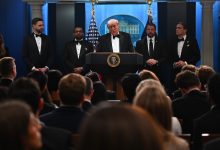 JD Vance’in olaydan önce güvenlik gerekçesiyle salondan çıkarıldığı belirtilirken, saldırganın bariyerleri aşarak etkinlik alanına yöneldiği bildirildi.