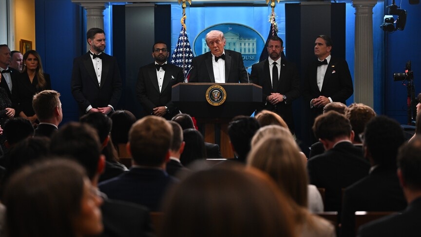 JD Vance’in olaydan önce güvenlik gerekçesiyle salondan çıkarıldığı belirtilirken, saldırganın bariyerleri aşarak etkinlik alanına yöneldiği bildirildi.