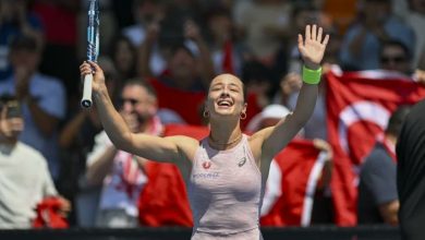 Milli gururumuz Zeynep Sönmez, Porsche Tennis Grand Prix ilk turunda dünya 8 numarası Jasmine Paolini'yi eledi