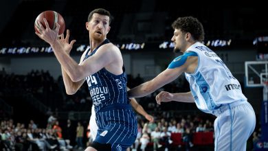 Anadolu Efes, Türkiye Sigorta Basketbol Süper Ligi'nde Ankara'da konuk olduğu Türk Telekom'u 77-70 mağlup ederek 2-0 ile yarı final biletini aldı