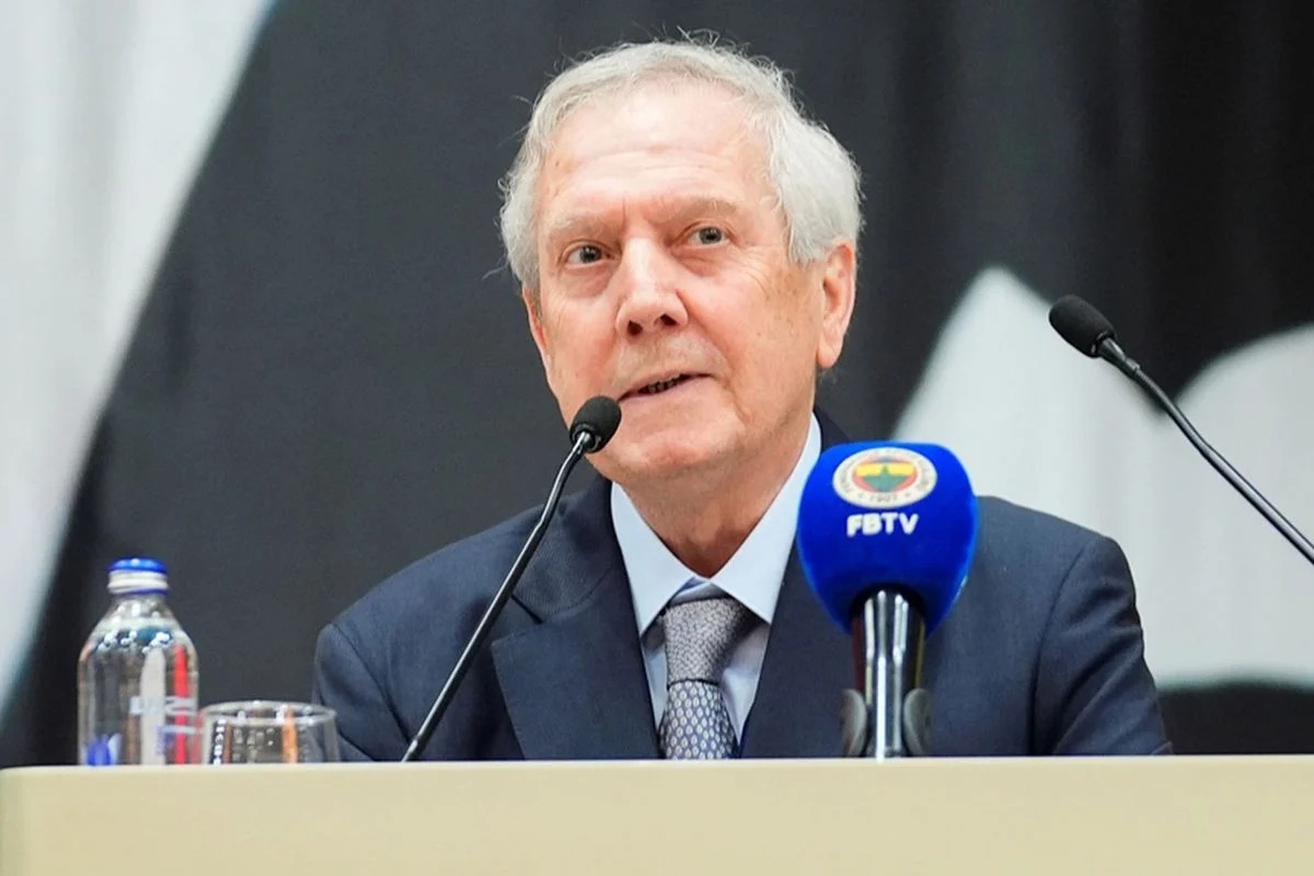 Eski Fenerbahçe Başkanı Aziz Yıldırım, sarı-lacivertli kulüpte yapılacak olağanüstü seçimli genel kurulda başkanlığa aday olduğunu duyurdu.