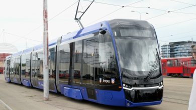 Sırbistan’ın başkenti Belgrad’da 5 numaralı hatta sefer yapan tramvay raydan çıkarak bir binaya çarptı.