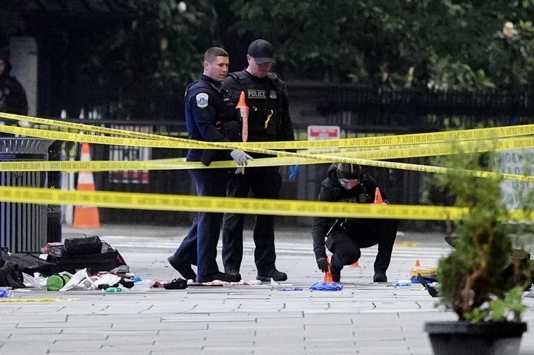 Beyaz Saray çevresinde cumartesi akşamı güvenlik alarmı verildi. Beyaz Saray çevresindeki güvenlik noktasında silah sesleri yükseldi.