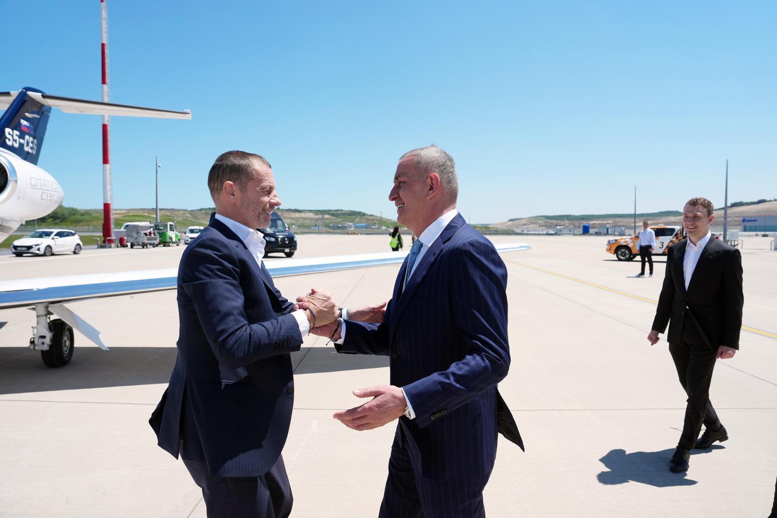 UEFA Başkanı Aleksander Ceferin, UEFA Avrupa Ligi Finali öncesi bu akşam Çırağan Sarayı'nda düzenlenecek gala yemeğine katılmak üzere İstanbul'a geldi