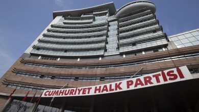 CHP Şanlıurfa Milletvekili Mahmut Tanal, polis müdahalesinin ardından genel merkez önünde hüngür hüngür ağlayarak Kemal Kılıçdaroğlu’na isyan etti
