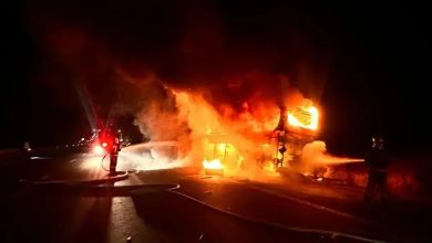 Denizli’nin Sarayköy ilçesinde bariyerlere çarpan yolcu otobüsü alevlere teslim oldu.