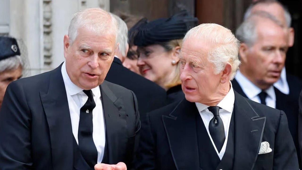Kral Charles’ın mayıs tatili için Sandringham’daki Wood Farm’a gittiği, ancak eski Prens Andrew ile bir araya gelmeyeceği belirtildi.