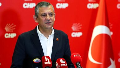 Özgür Özel, kapalı grup toplantısına katılan 96 milletvekilinin 95’inin oyu ile CHP TBMM Grup Başkanı olarak yeniden seçildi