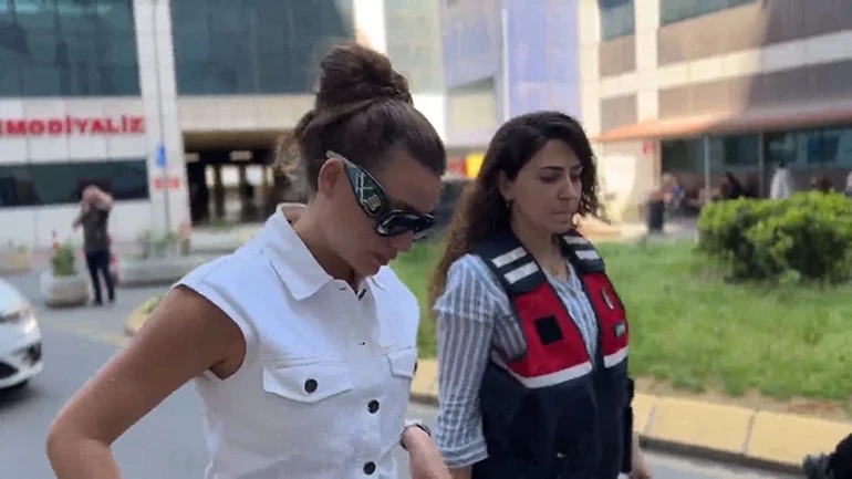 Serenay Sarıkaya, yurt dışından İstanbul’a dönüşünün ardından gözaltına alındı. Serenay Sarıkaya, yurt dışından İstanbul’a dönüşünün ardından gözaltına alındı.