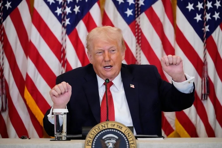 ABD İran Savaşı! Donald Trump, İran’la varılan anlaşmaya ilişkin yaptığı açıklamada Hürmüz Boğazı’nın cuma gününe kadar açılacağını söyledi.