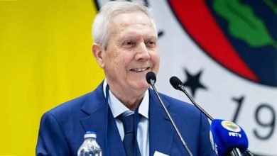 Fenerbahçe'de eski başkan Aziz Yıldırım, Olağanüstü Genel Kurul'da Hakan Safi'yi devirerek 8 yıl 4 ay aradan sonra koltuğa yeniden oturdu
