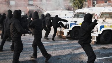 Kuzey İrlanda, Belfast'ta dün Afrikalı bir göçmenin kafa kesme girişiminin ardından ülkede işler kontrolden çıktı